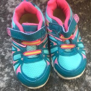 Geranimals baby girl size 5 tennis shoes.